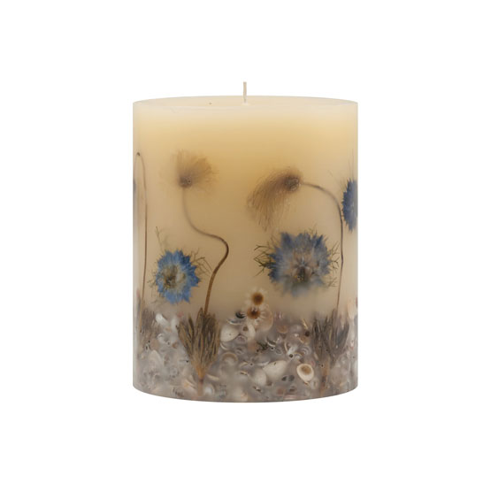 Beach Daisy – An opening of sunny citrus, a beautiful aquatic floral accord and a cascade of sweet, smooth vanilla.