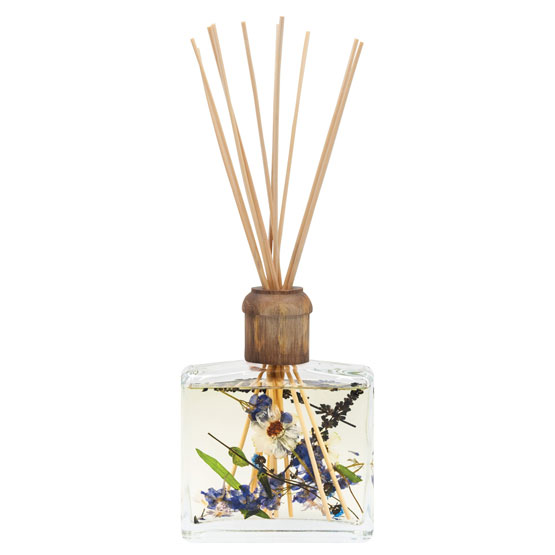 Crisp bergamot and eucalyptus open the door to an elegant blend of true lavender with vanilla.