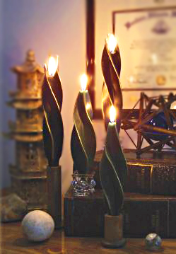 Gold Feathered Twist – The glint of gold on a candle’s edge adds understated glamour to a table top.