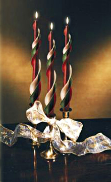 Triple Spiral – A wispy swirl of festive holiday colors is combined into one candle for an unusual seasonal decoration.